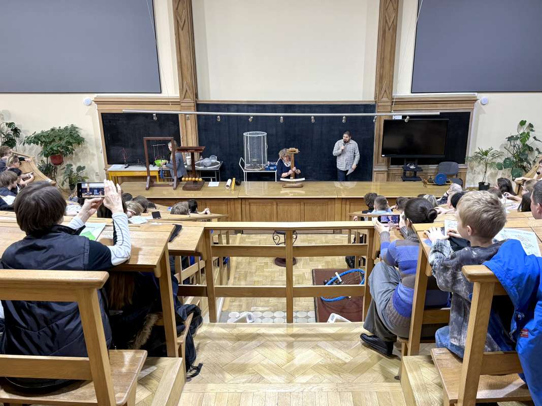 Изображение: Физика в действии: в Политехе прошла открытая лекция по механике для школьников